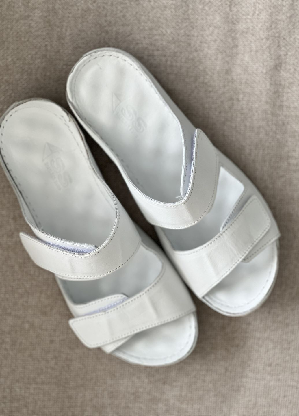 Белые шлепанцы Sherlock Soon