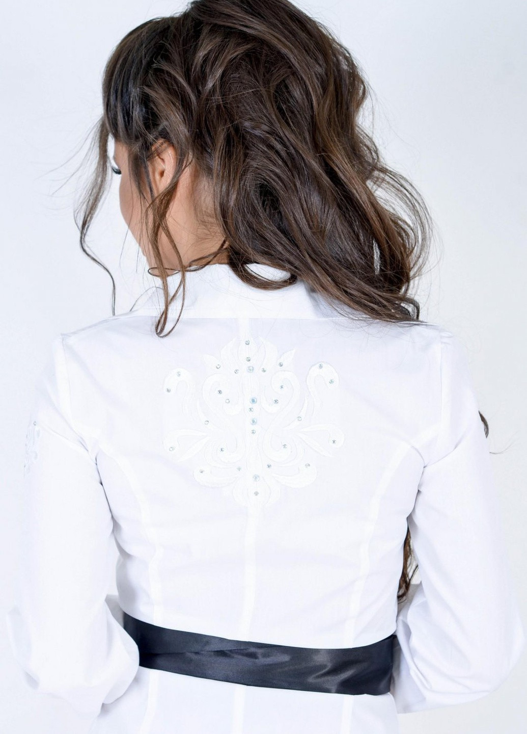 Біла блузи сорочка з візерунком та стразами (ут000006644) Lemanta