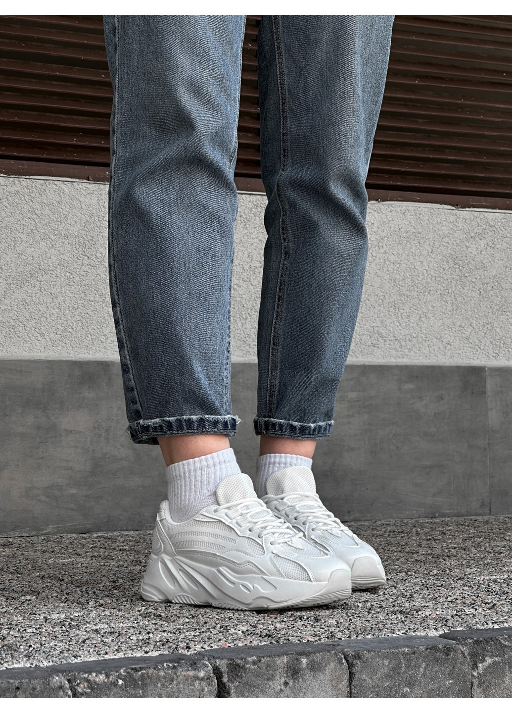 Белые демисезонные белые кроссовки в стиле бренда Stilli