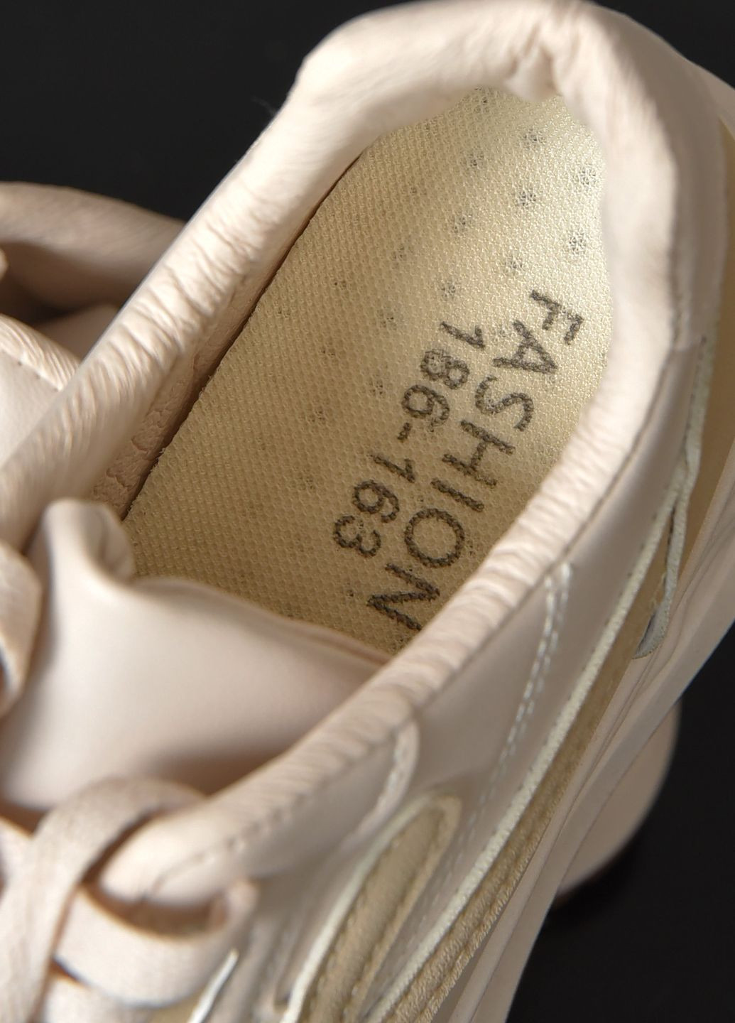 Бежеві осінні кросівки жіночі бежево-білого кольору на шнурівці Let's Shop
