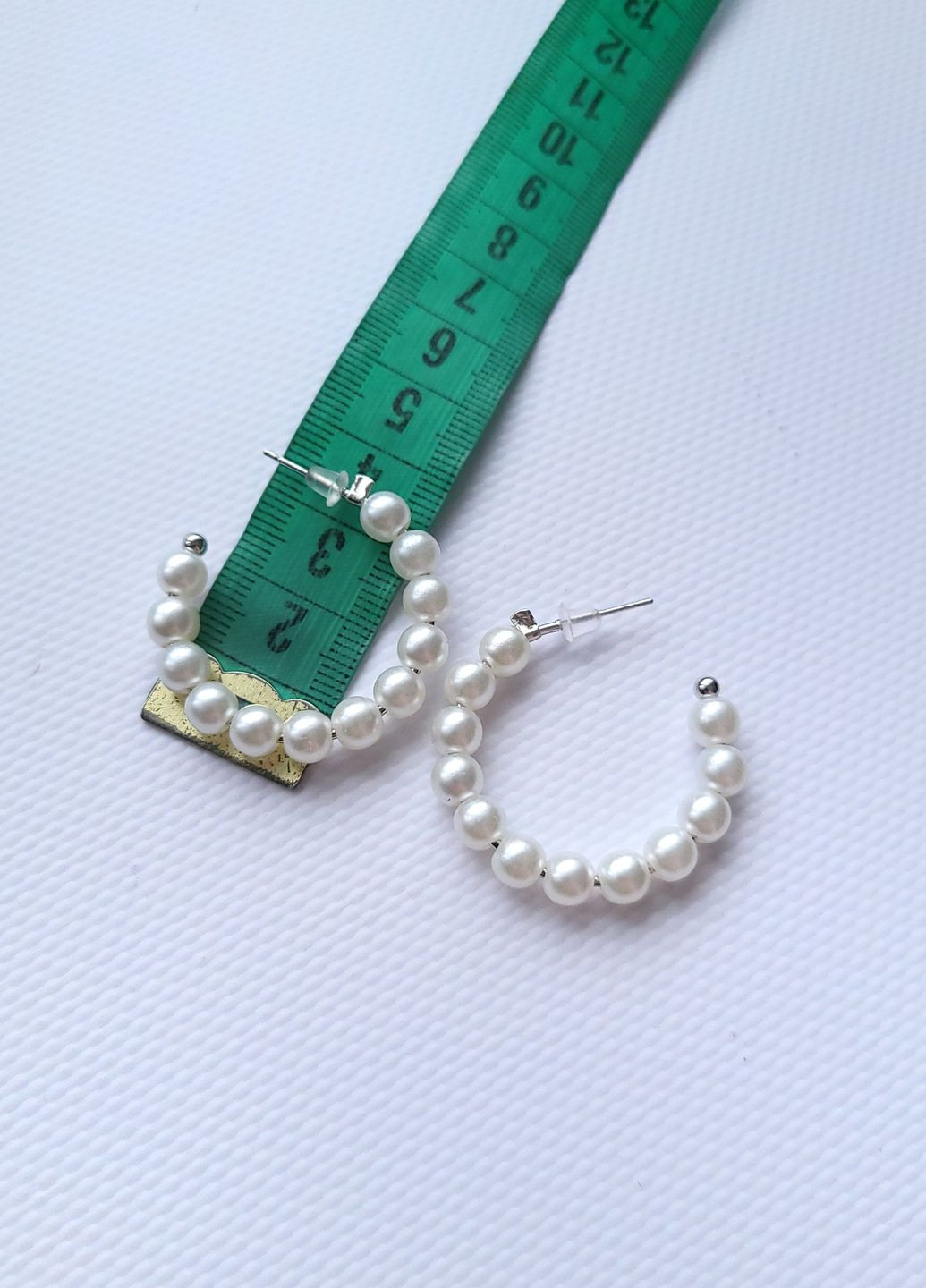 Сережки жіночі рифлені кола півкільця з намистинками 3,5 см No Brand (277371784)