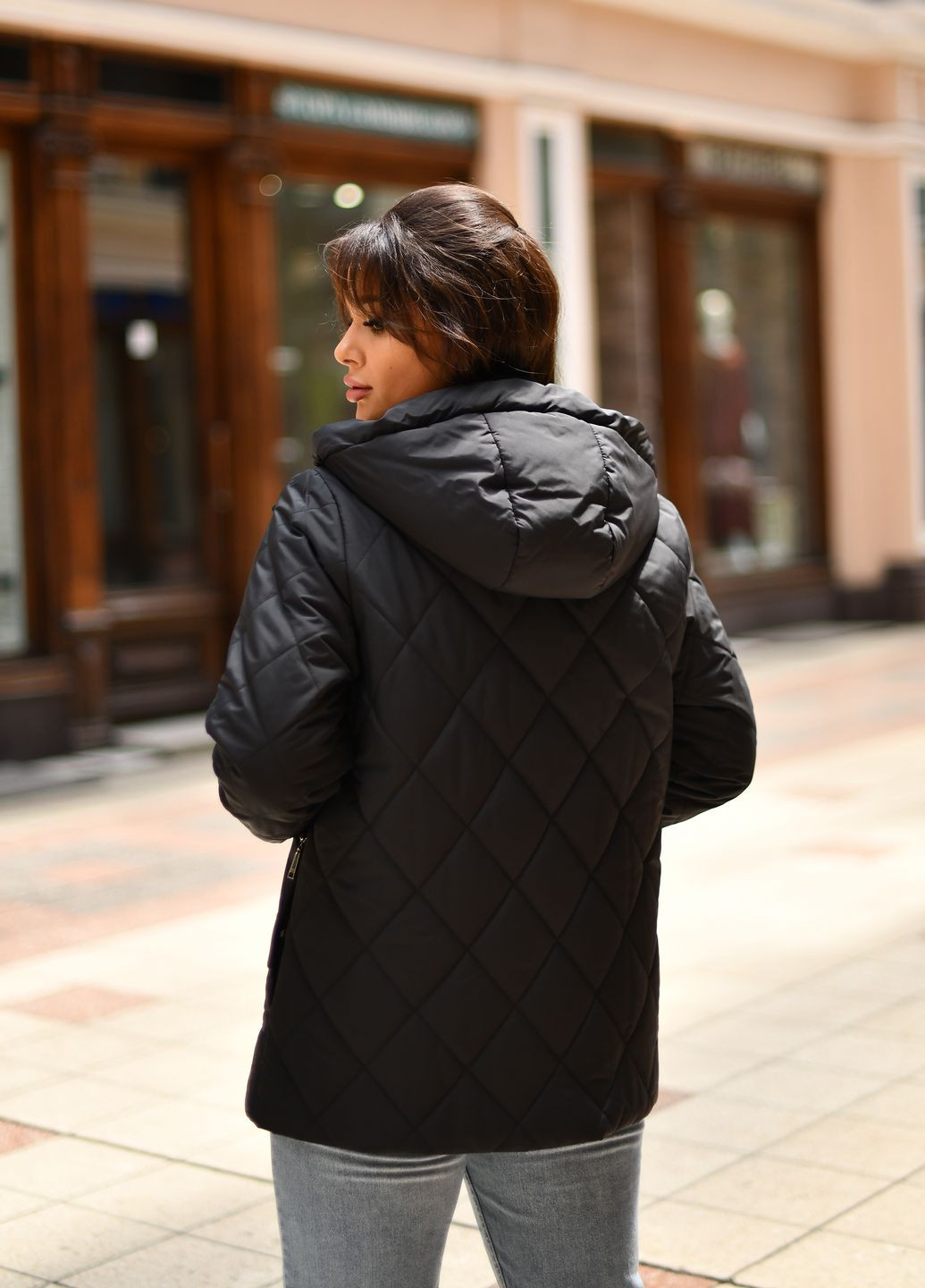 Чорна демісезонна жіноча коротка куртка великих розмірів 830242 Delfy