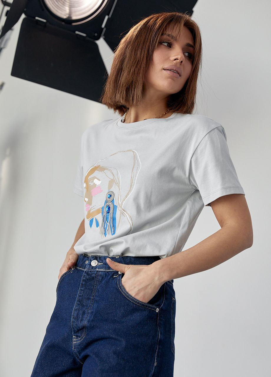 Сіра літня жіноча футболка прикрашена принтом дівчини з сережкою Lurex