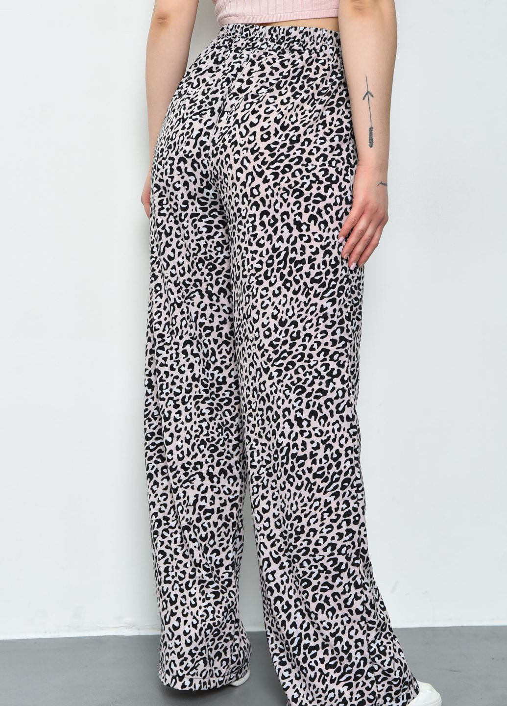 Штаны женские летние бежевого цвета с леопардовым принтом Let's Shop (275094905)