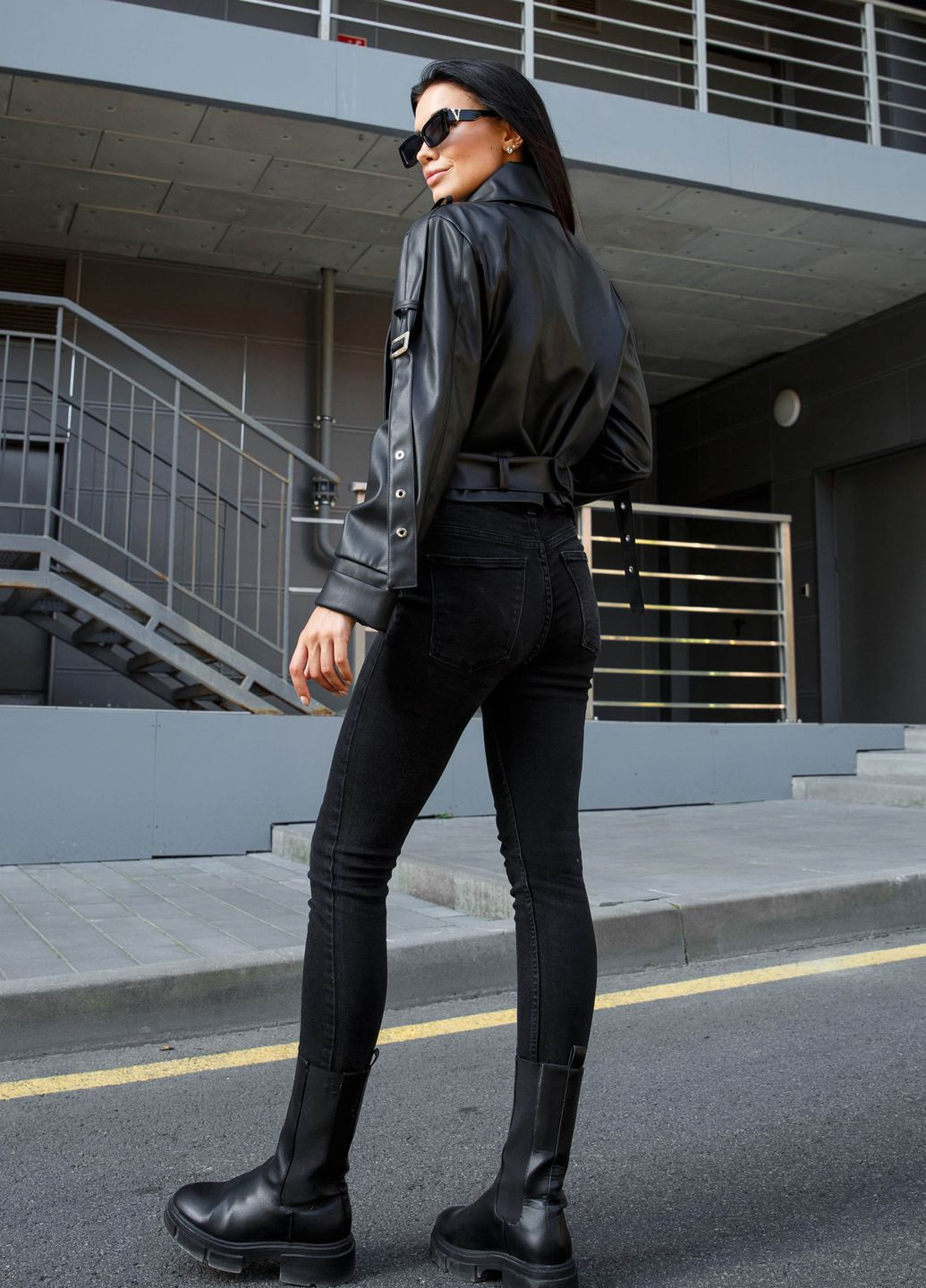 Черная демисезонная короткая куртка из эко-кожи Jadone Fashion