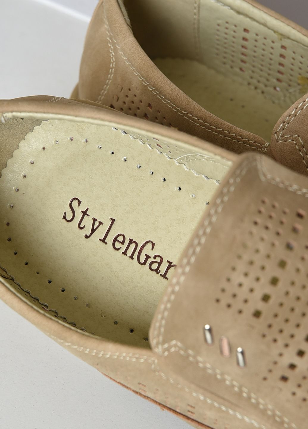 Бежевые классические туфли мужские бежевого цвета Let's Shop на резинке