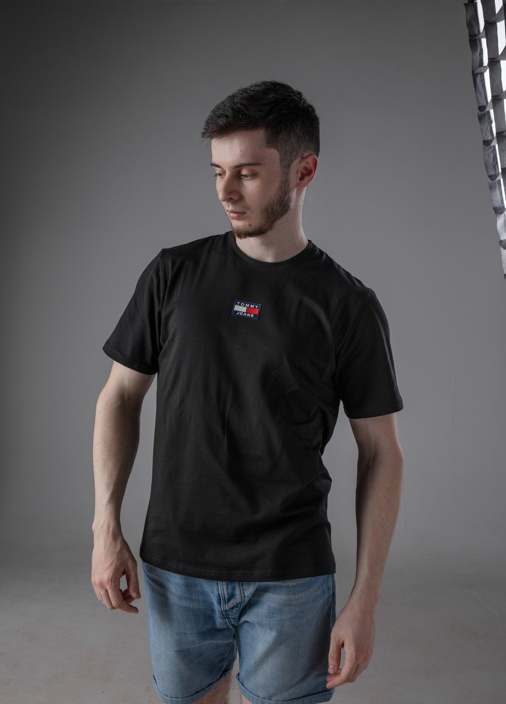 Черная базова футболка з лого тн с коротким рукавом Vakko