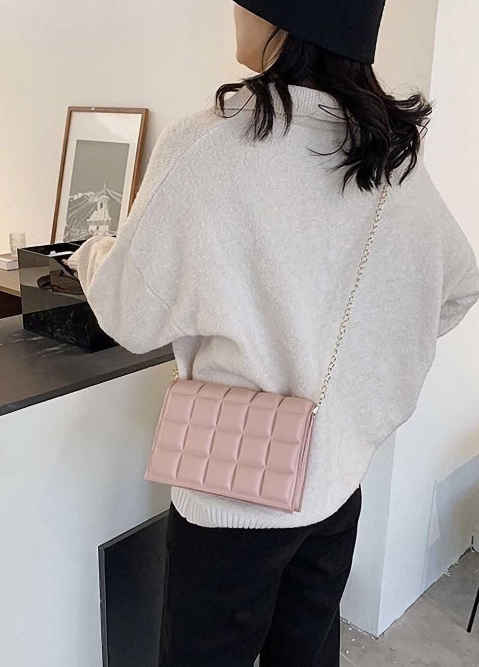 Жіноча маленька класична сумка клатч на ланцюжку рожева пудра No Brand (264021563)
