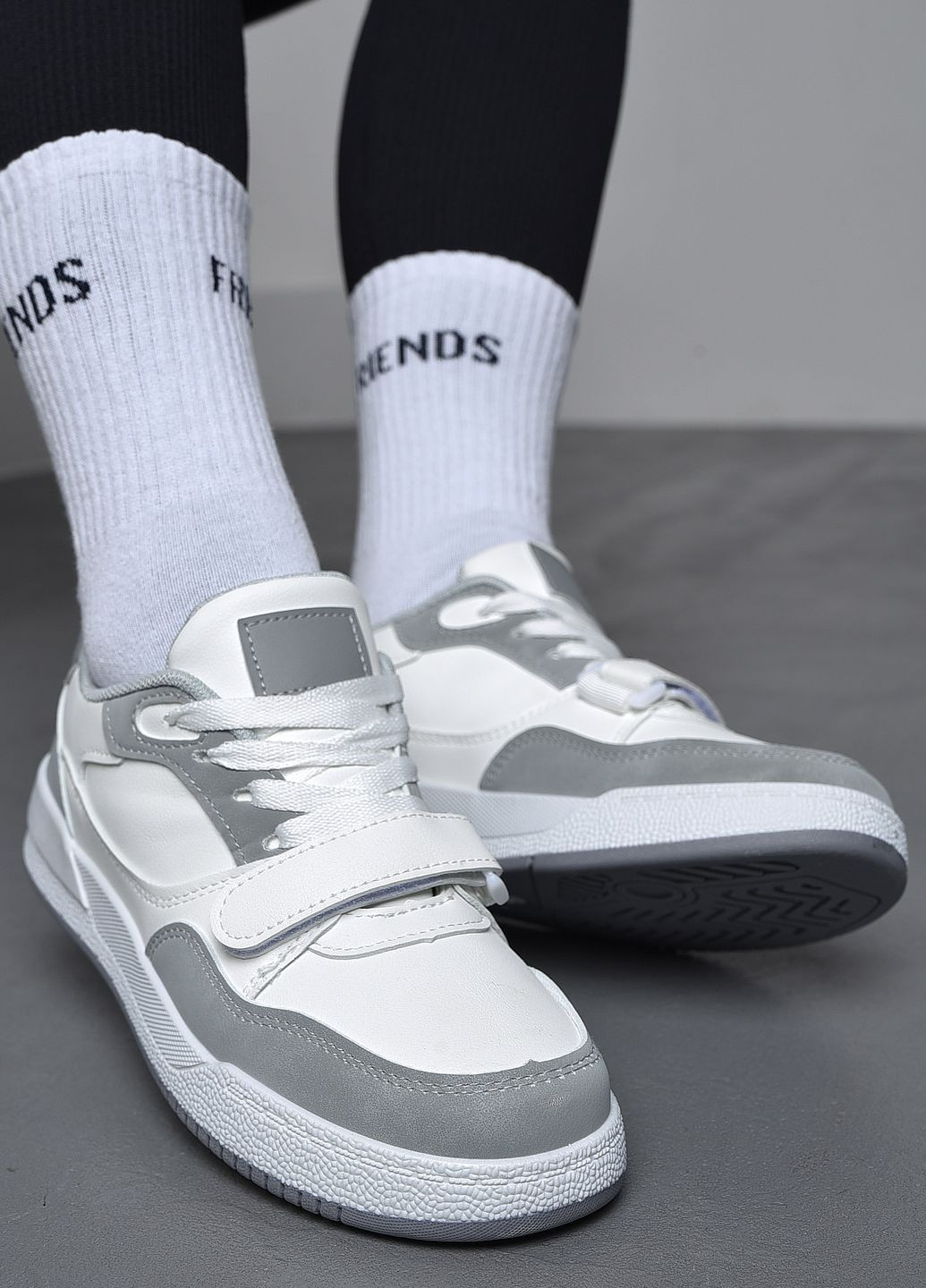 Білі осінні кросівки жіночі біло-сірого кольору на шнурівці Let's Shop