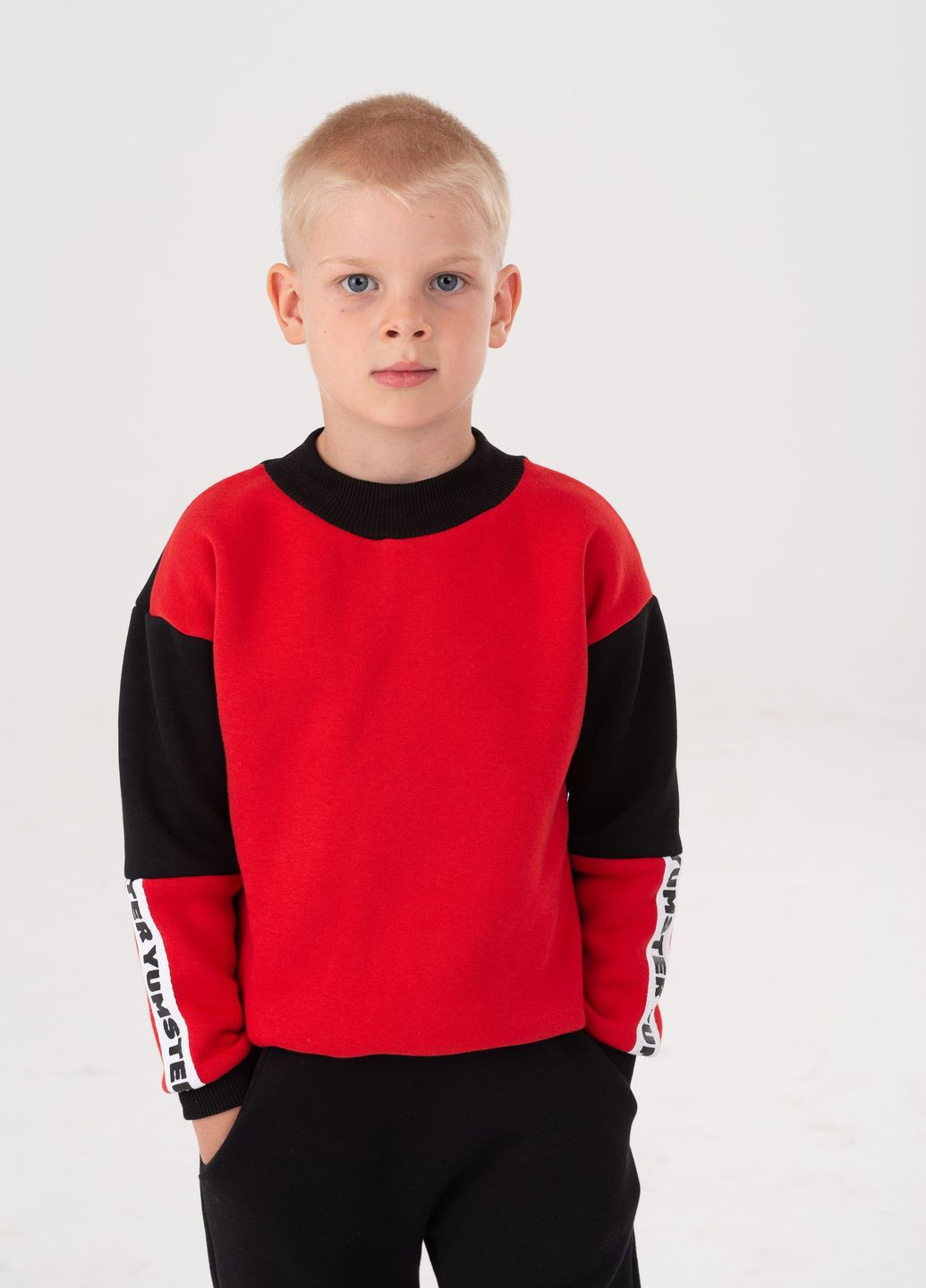 Yumster свитшот красно-черный с тесьмой на рукаве для мальчика однотонный красный кэжуал трикотаж
