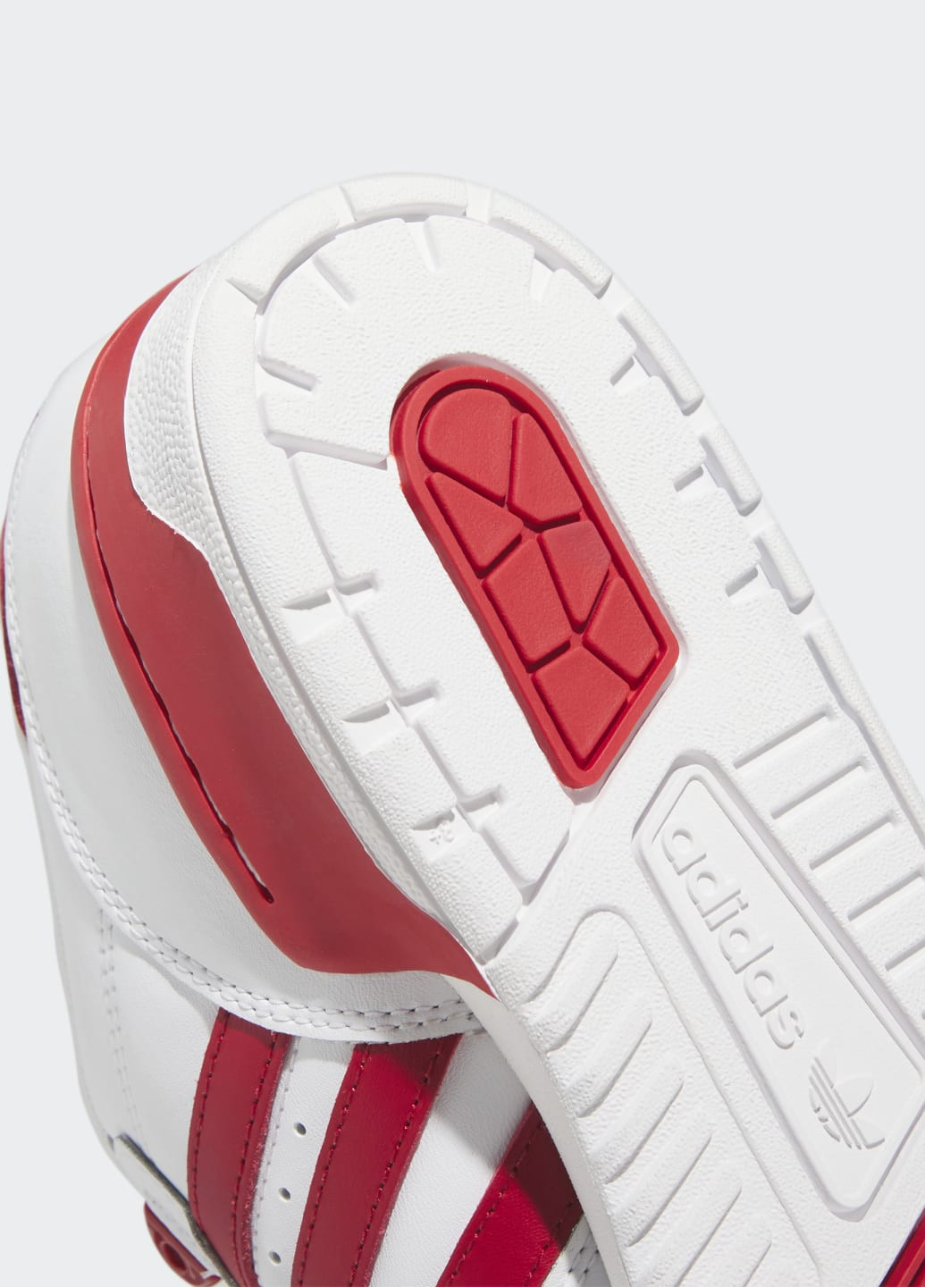 Белые всесезонные кроссовки rivalry low adidas