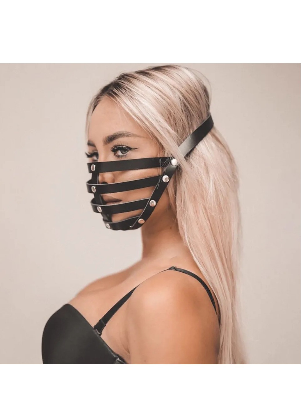 Өзбекстандық әнші Лоланың жыныстық қатынасқа түскен суреттері бар.