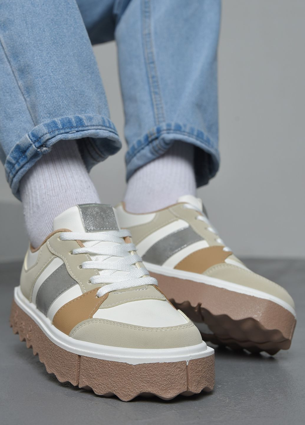 Білі осінні кросівки жіночі біло-коричневого кольору на шнурівці Let's Shop