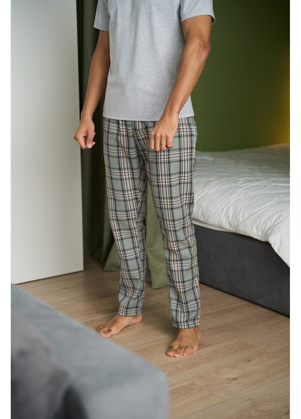 Пижама мужская футболка + штаны в клетку серые Handy Wear (278076142)