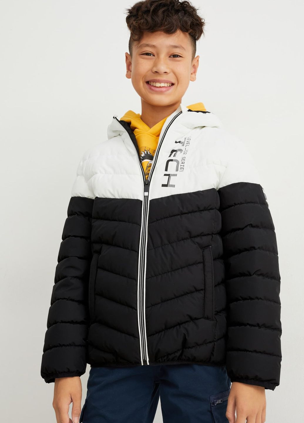 Комбинированная демисезонная демисезонная куртка для мальчика белая/черная 2200458 C&A