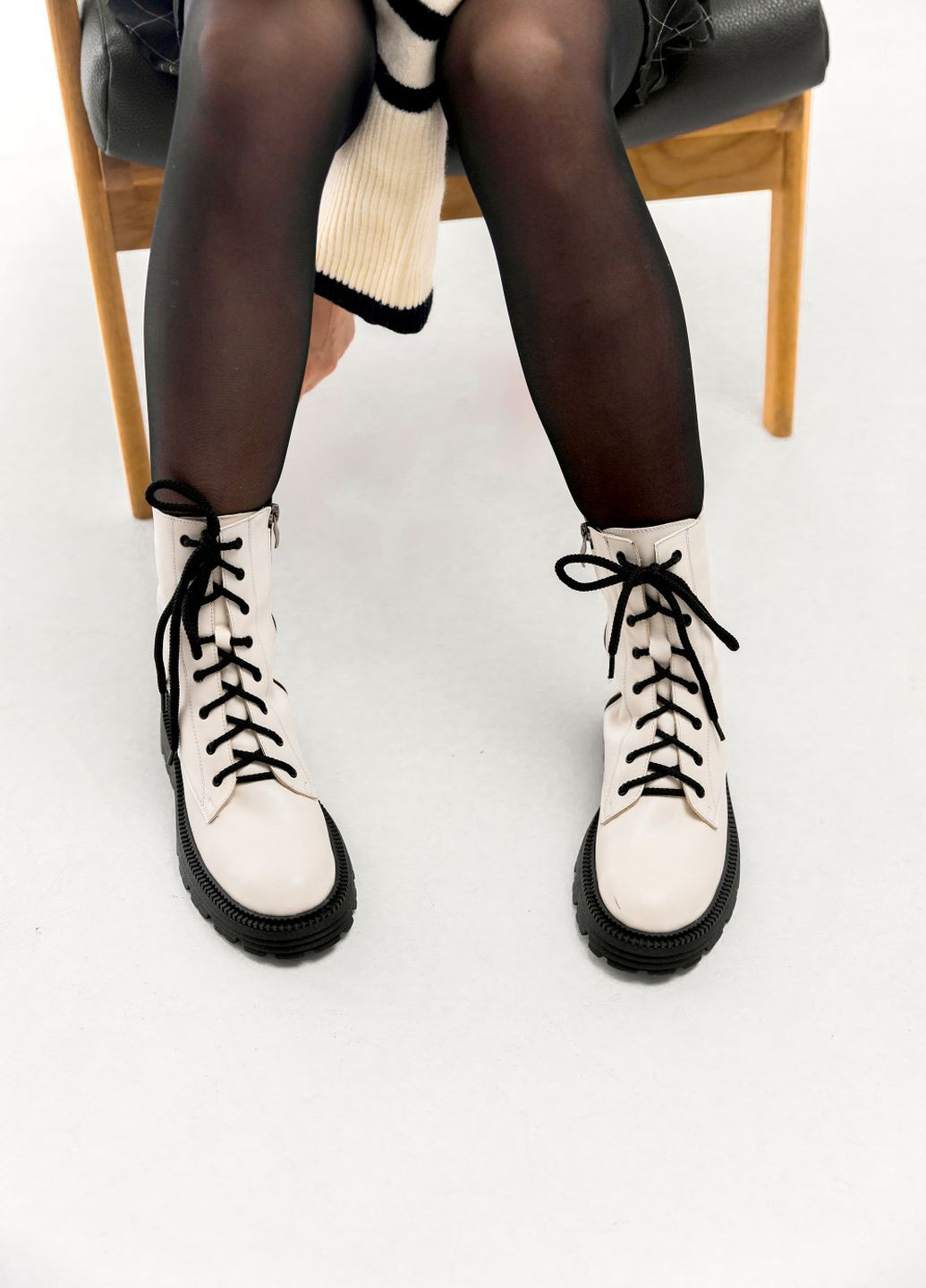 Осенние молочные демисезонные ботинки на шнуровке Villomi