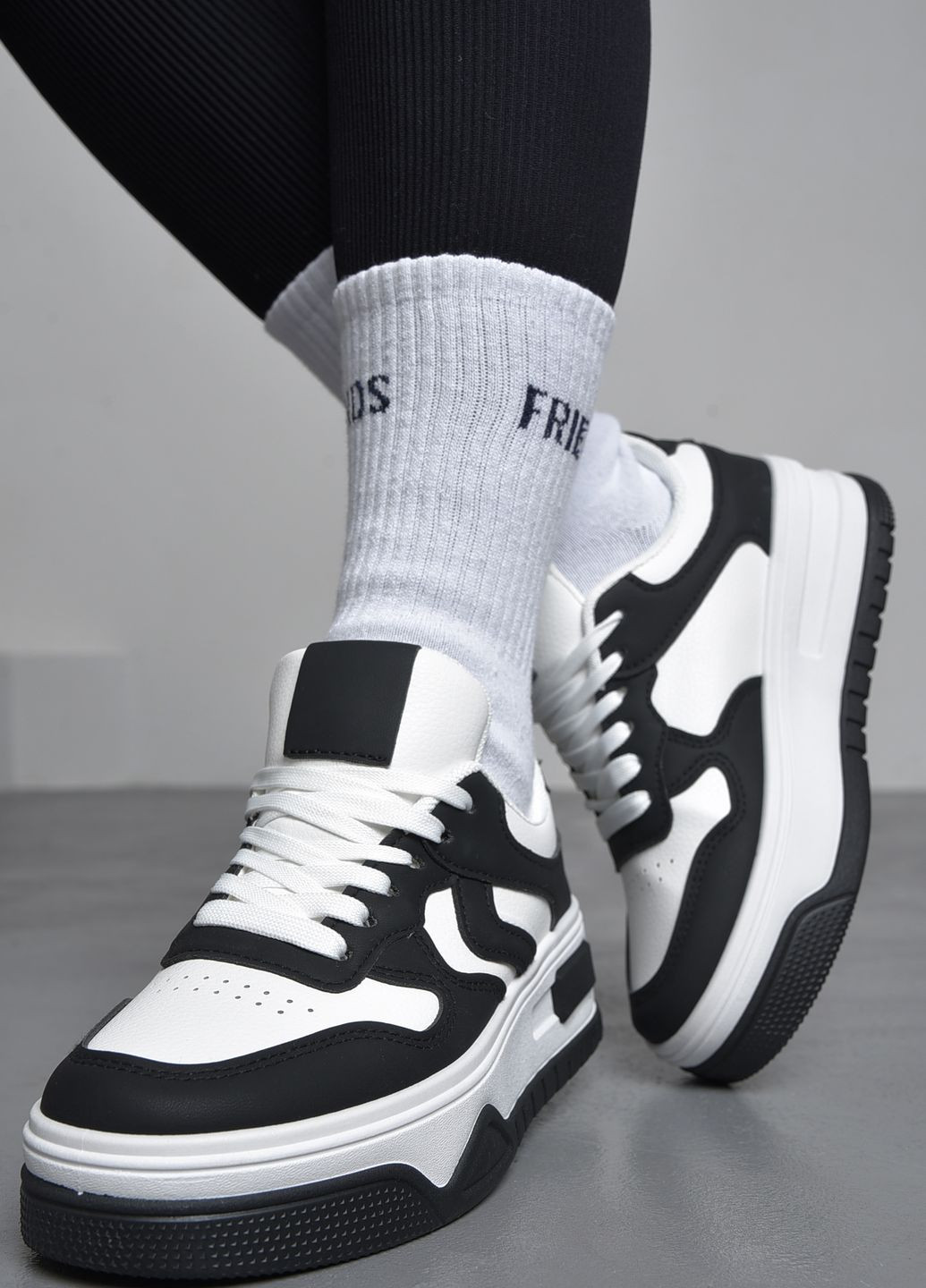 Чорно-білі осінні кросівки жіночі чорно-білого кольору на шнурівці Let's Shop