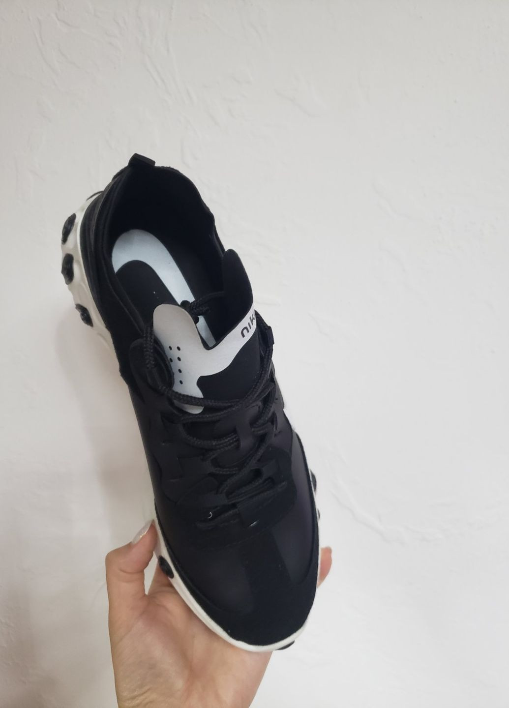 Черно-белые кроссовки Nike