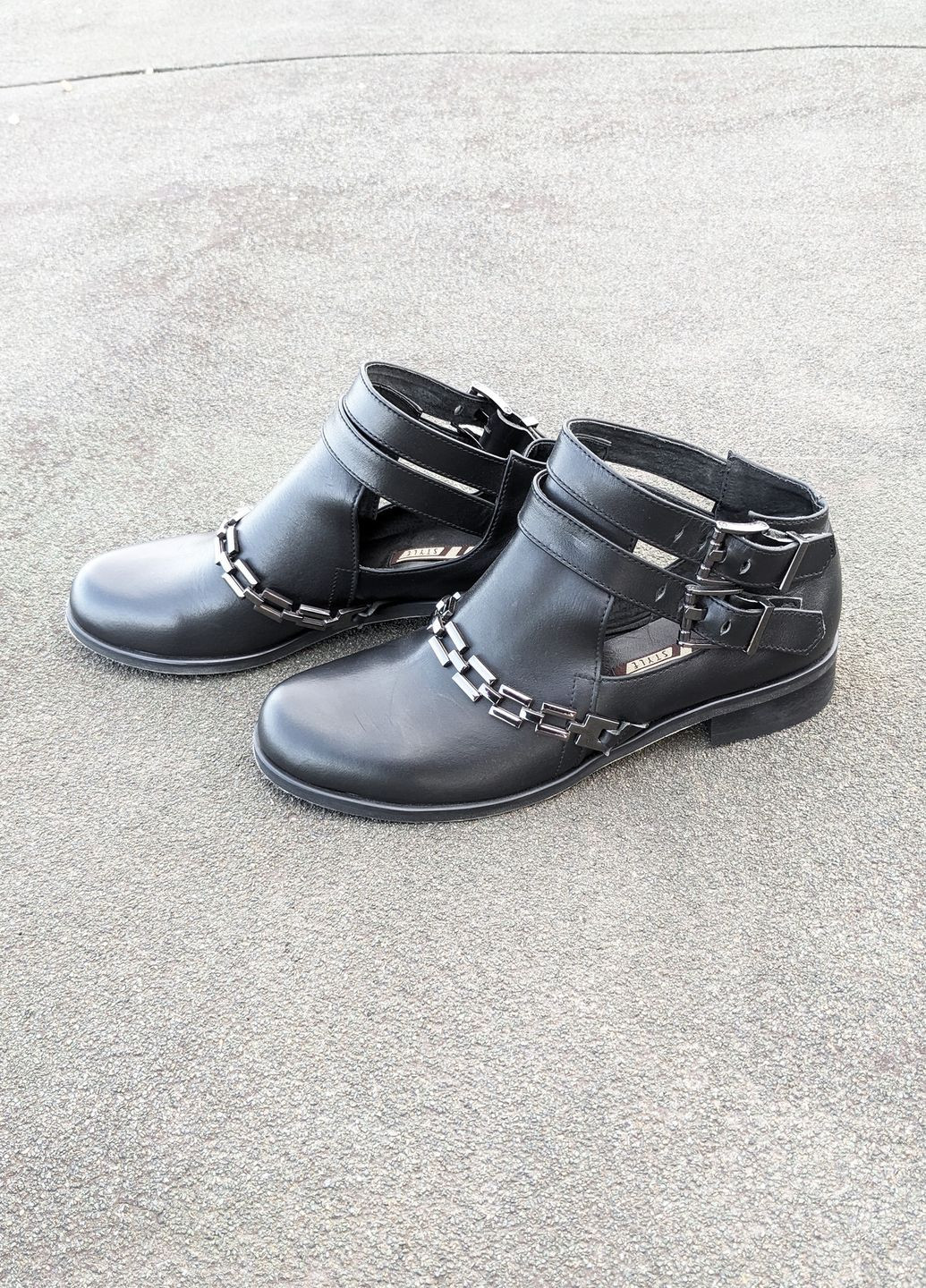 Стильные туфли из натуральной кожи на низком каблуке InFashion на низком каблуке с цепочками