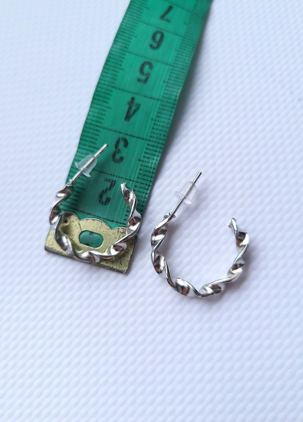Сережки жіночі перекручені кола напівкільця 2 см No Brand (278652124)