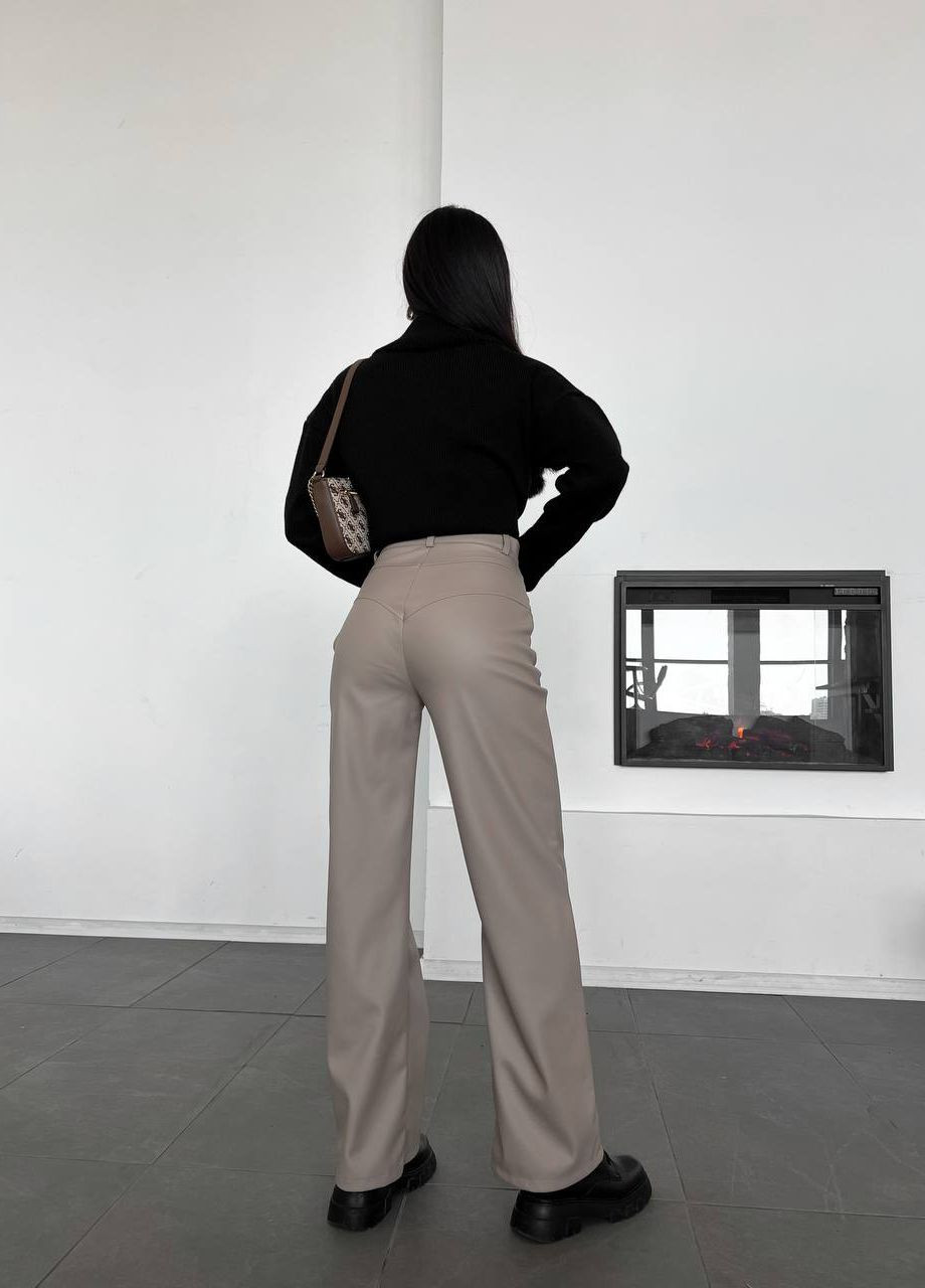 Женские брюки из эко-кожи цвет кофейный р.42 443401 New Trend (266424214)