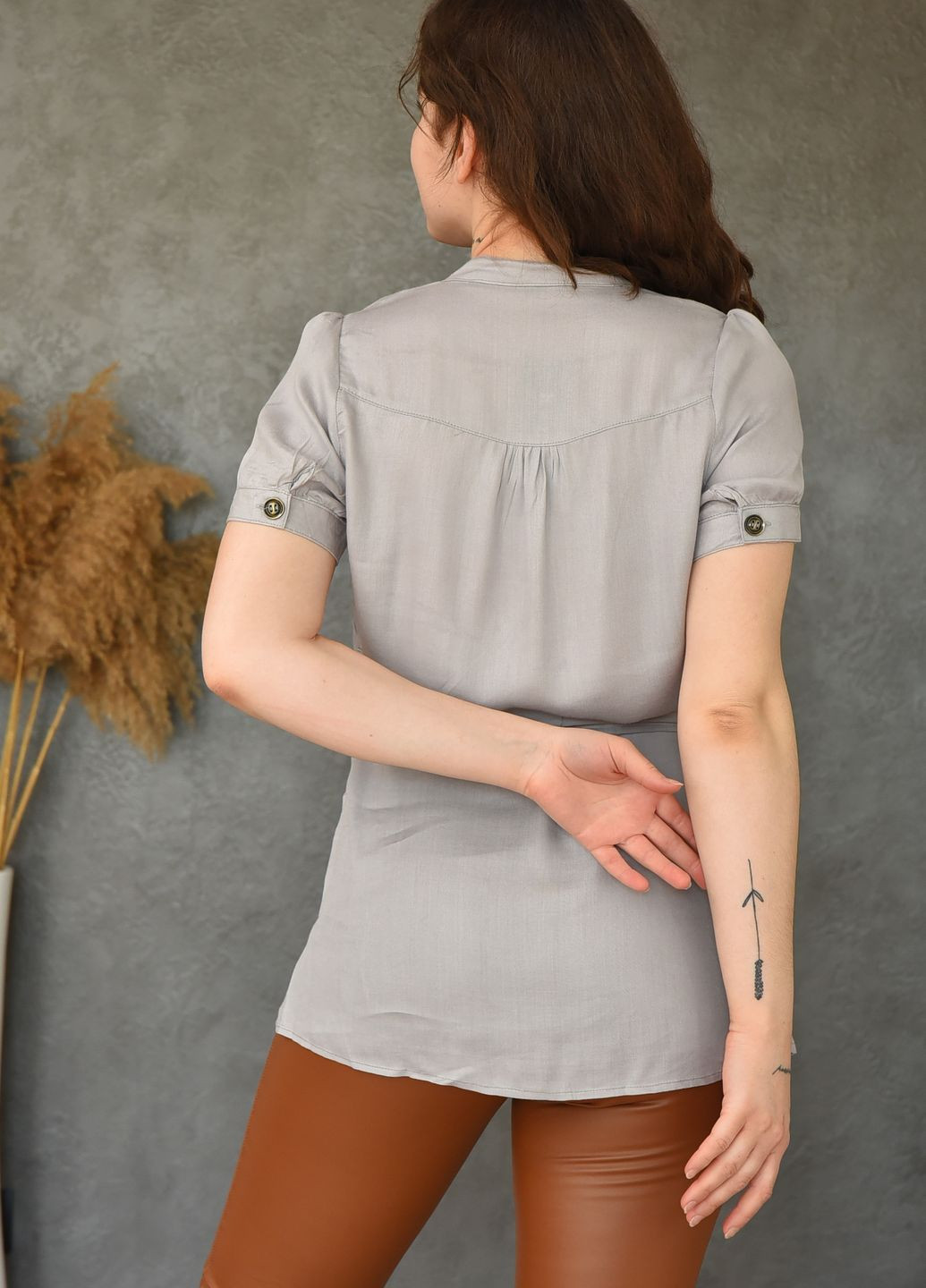 Сіра літня блуза жіноча світло сірого кольору на запах Let's Shop