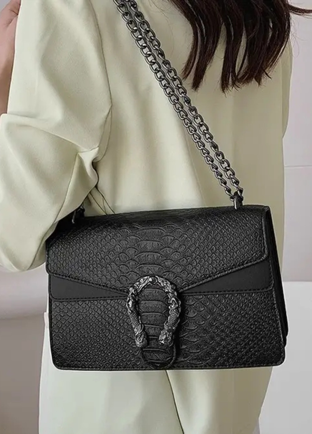 Жіноча класична сумка з залізною підковою чорна No Brand (256989665)