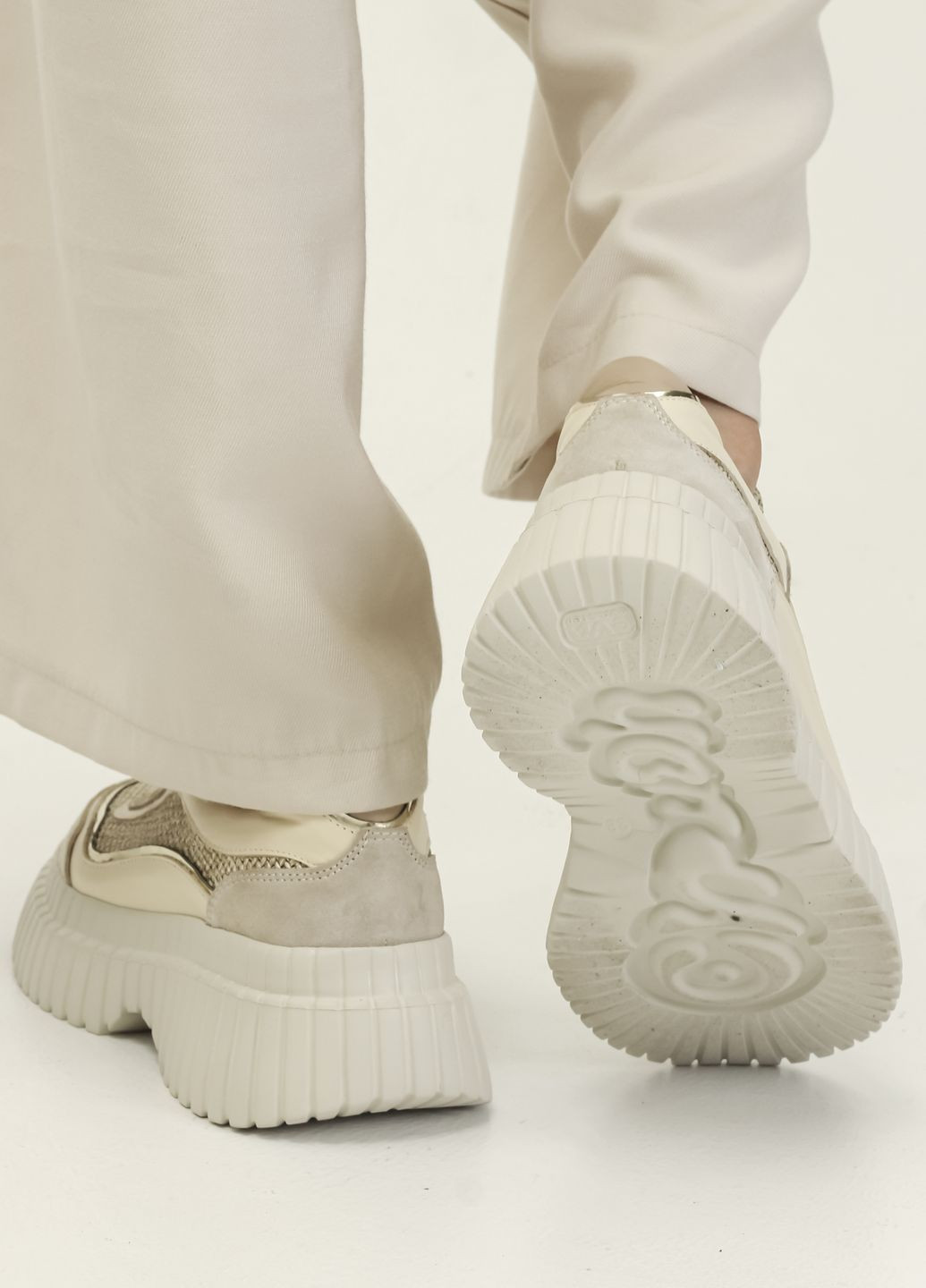 Бежевые всесезонные кроссовки с текстильной вставкой бежевые кожа Krula