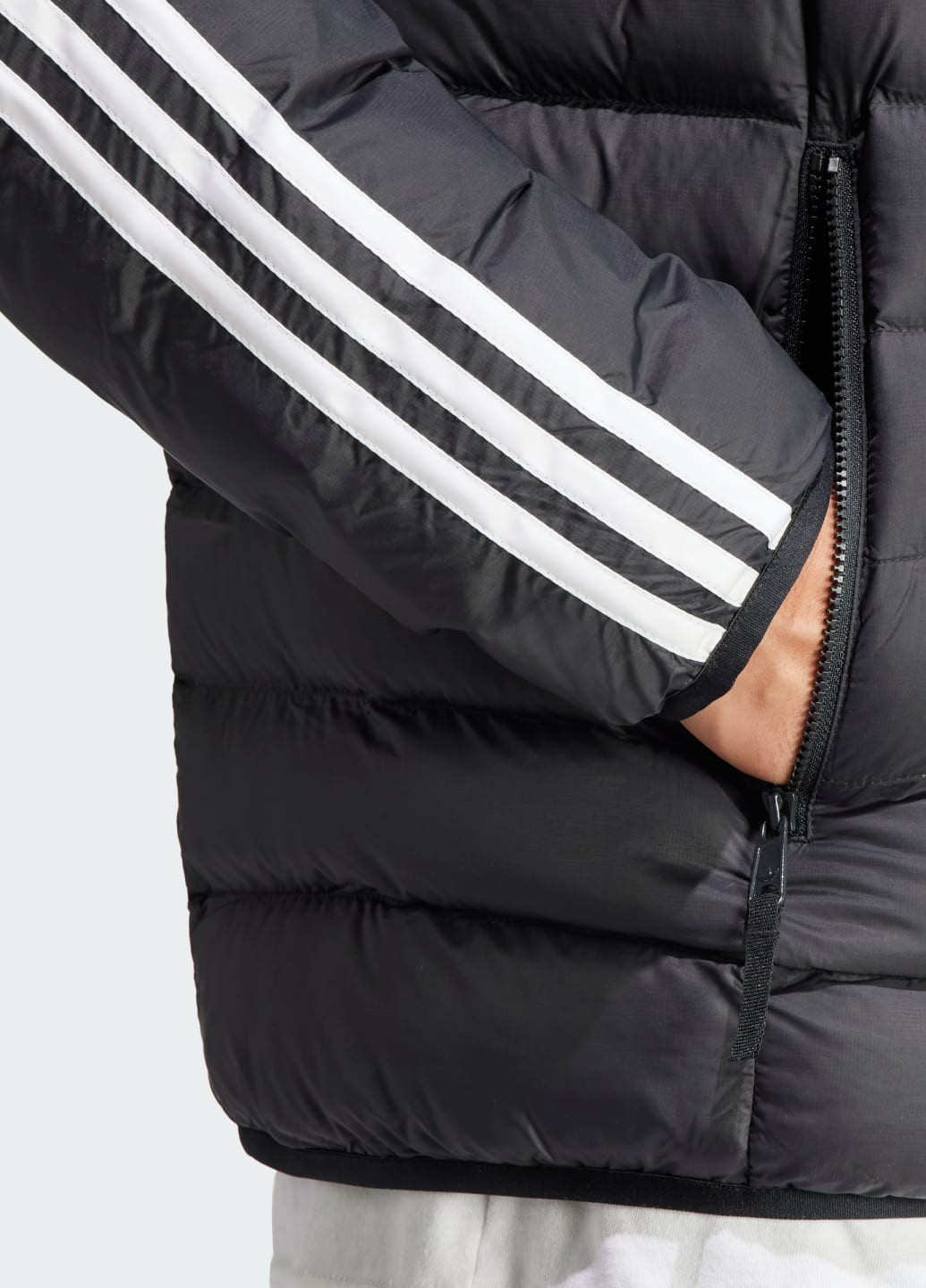 Чорна демісезонна куртка padded stand-up collar puffer adidas