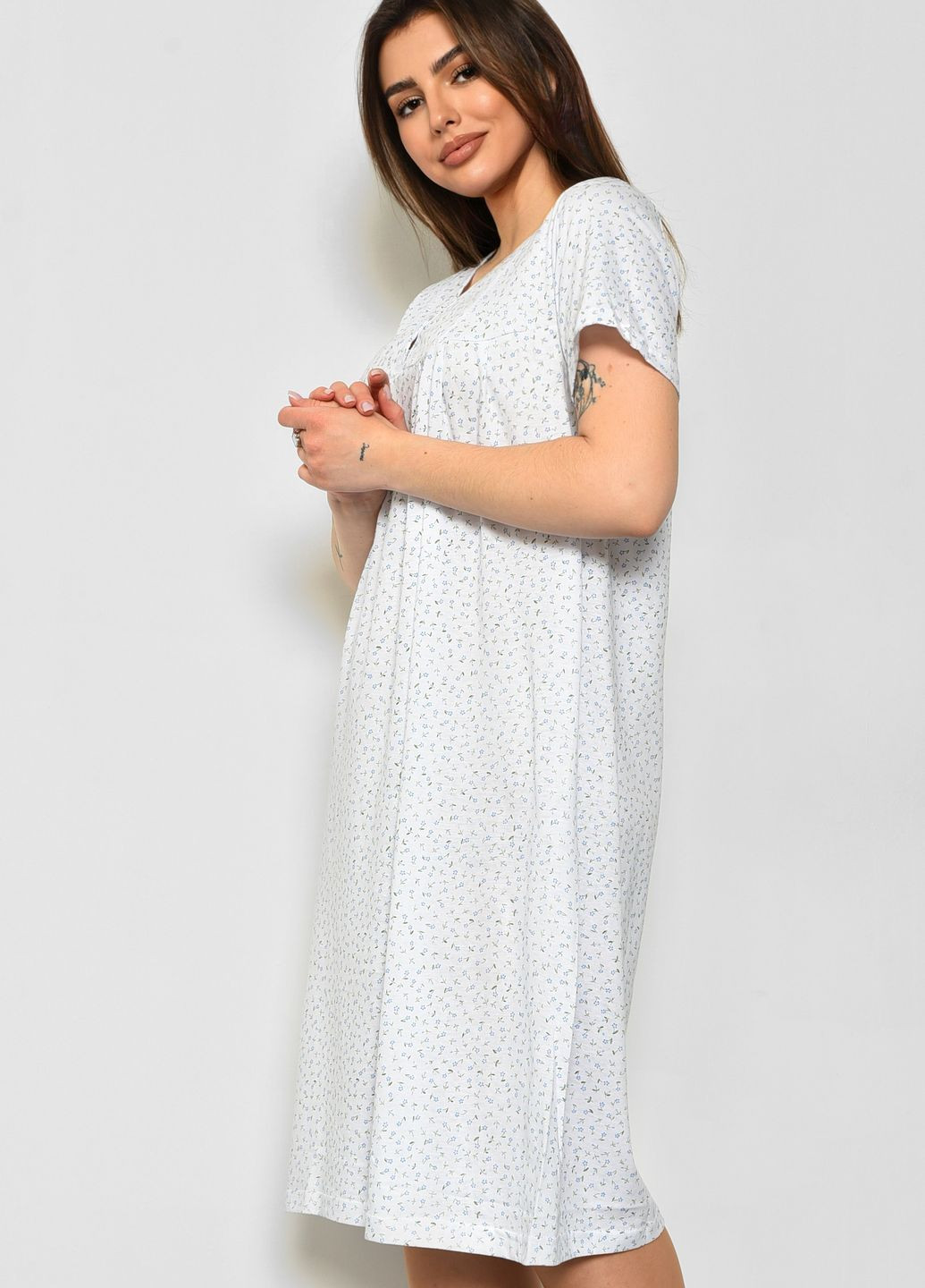 Ночная рубашка женская батальная белого цвета с цветочным принтом Let's Shop (277925744)