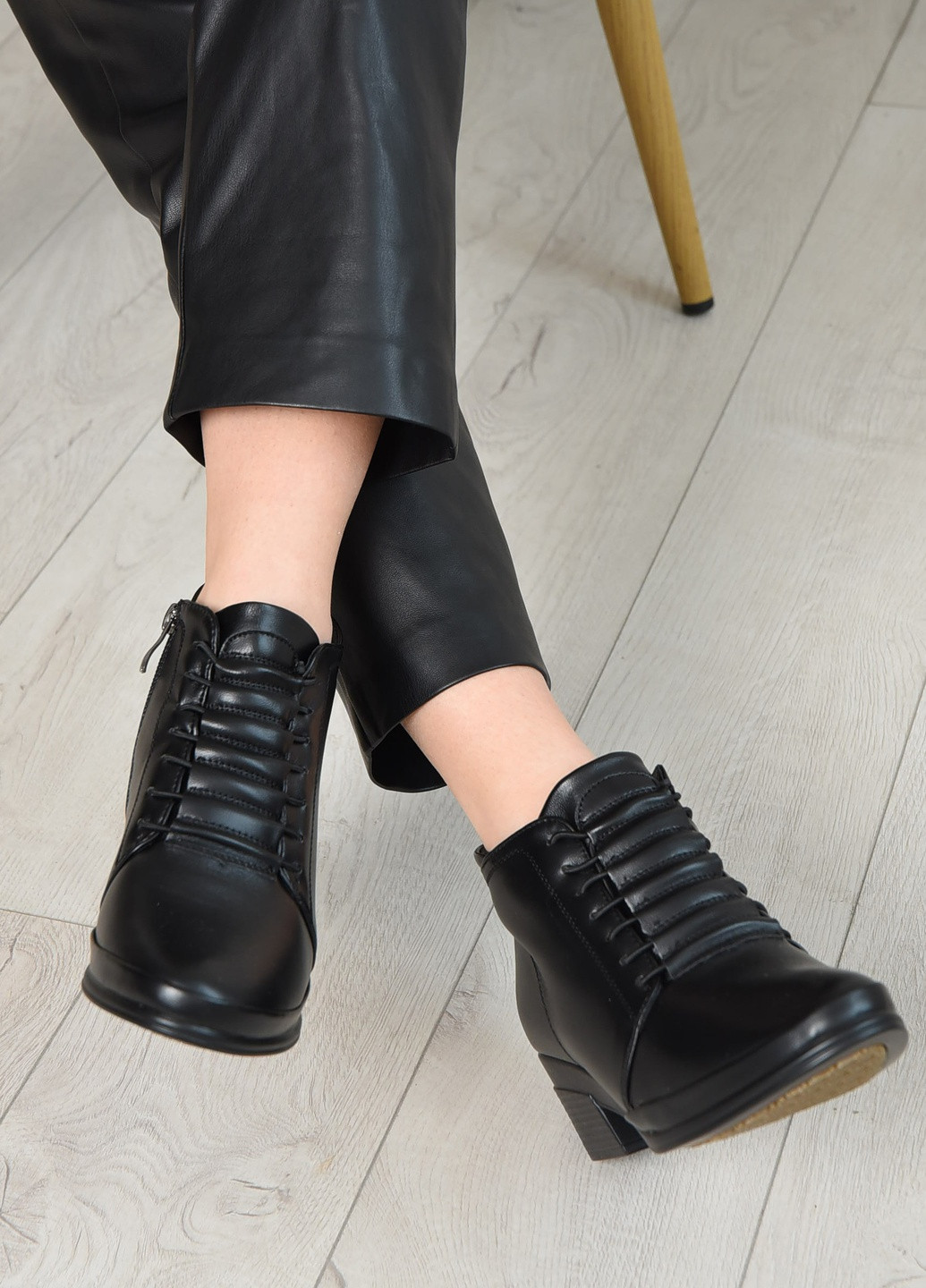 Осенние ботинки женские демисезонные черного цвета на молнии Let's Shop из искусственной кожи