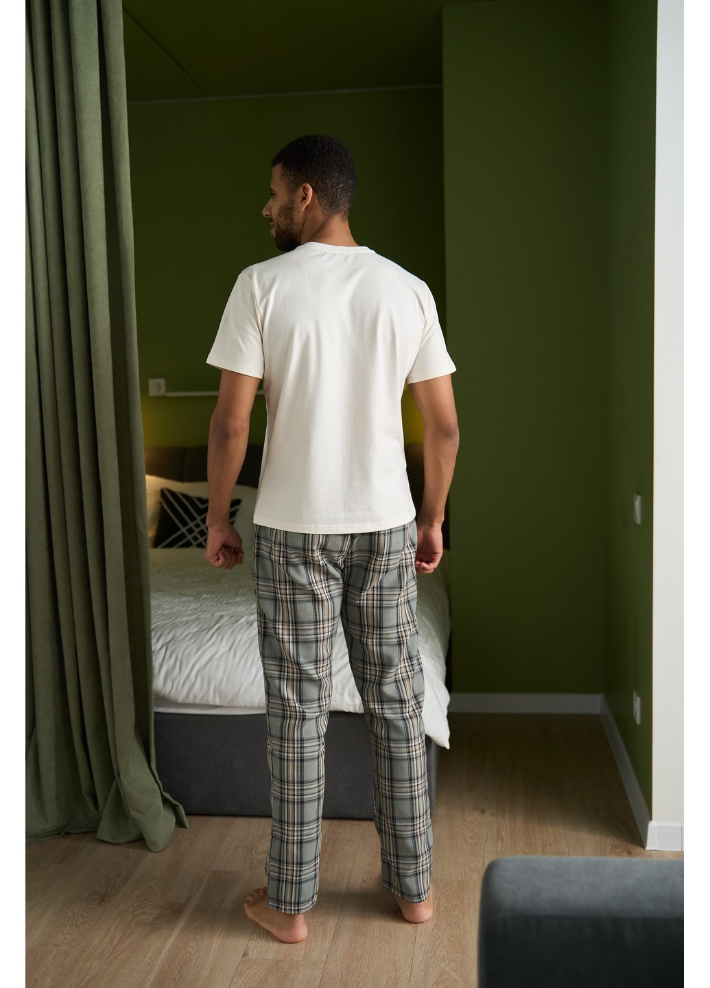 Піжама чоловіча футболка молочна + штани в клітинку сірі Handy Wear (278076149)