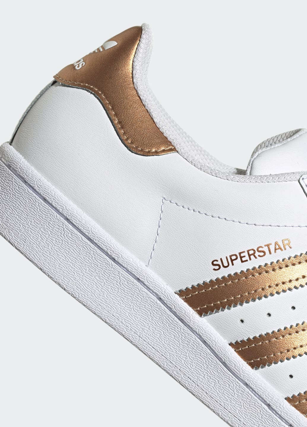 Белые всесезонные кроссовки superstar adidas