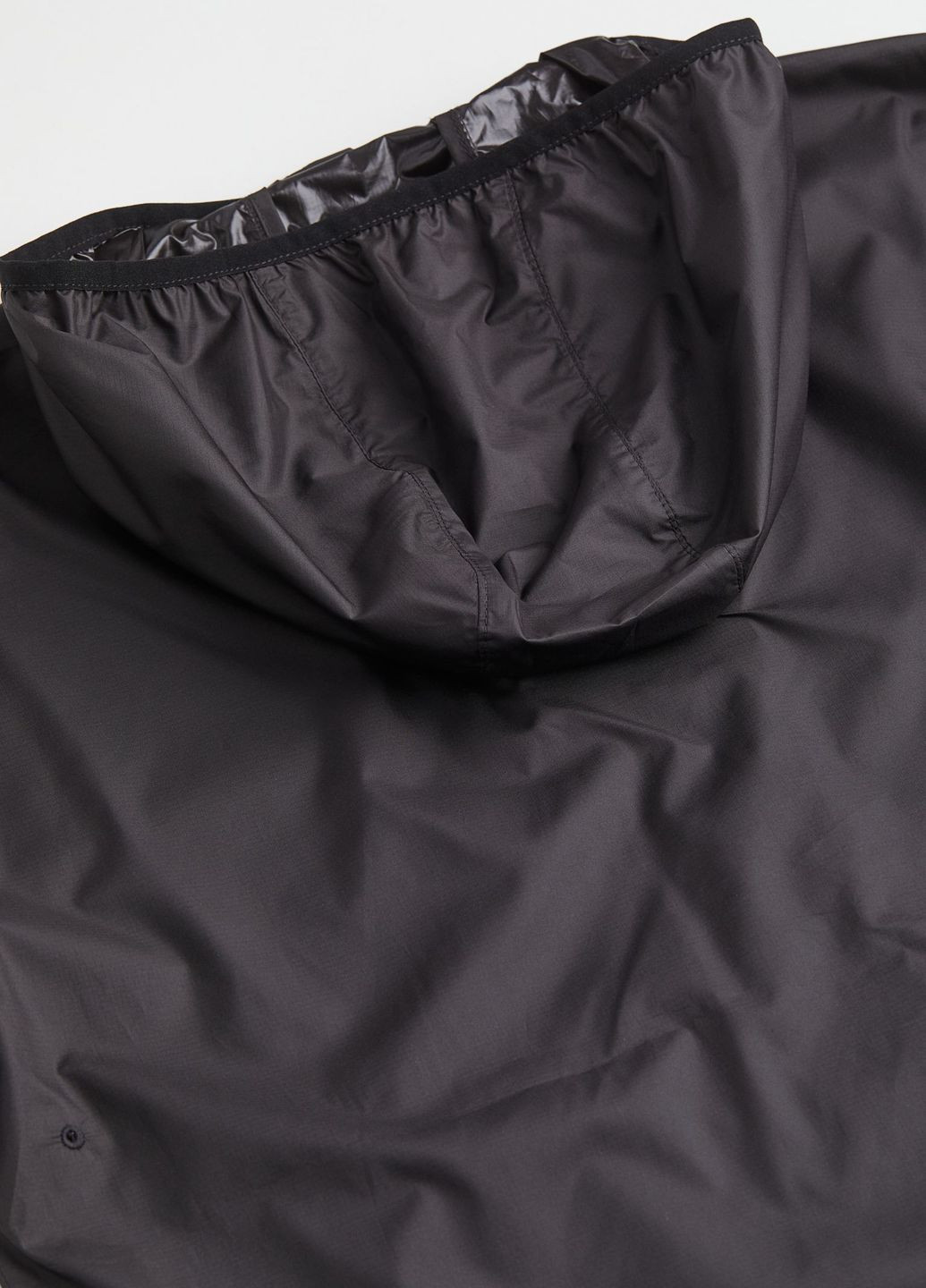 Черная демисезонная куртка-ветровка с капюшоном. H&M