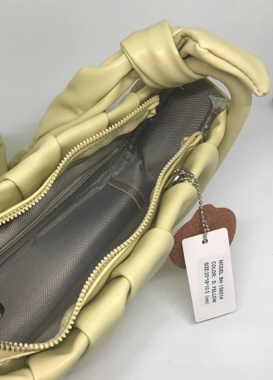 Жіноча сумочка з ремінцем колір темно жовтий 436072 New Trend (259501272)