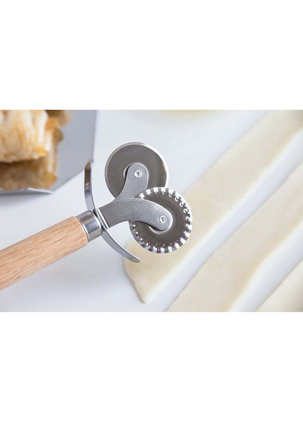 Колесо кулинарное нож для пиццы и теста двойной с деревянной ручкой Kitchen Master (261244996)