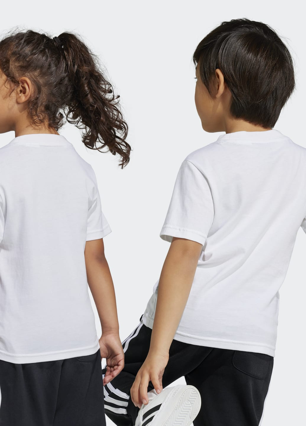 Біла демісезонна футболка essentials logo adidas