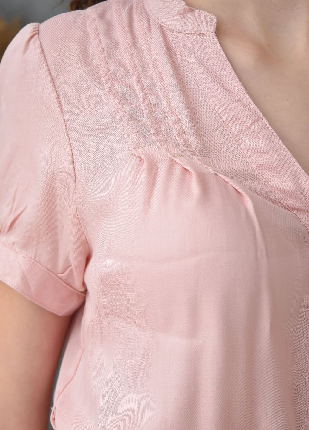 Пудрова демісезонна блуза жіноча пудрового цвета на запах Let's Shop