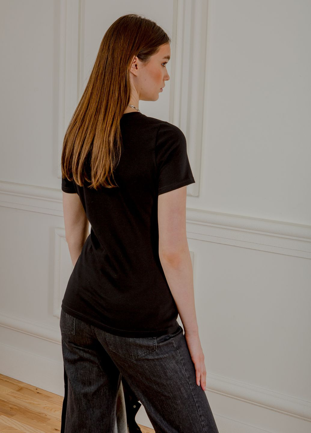 Черная всесезон полуприталенная базовая футболка норман с коротким рукавом Dolcedonna