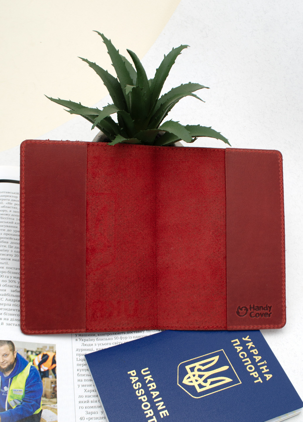 Обложка на паспорт кожаная "Герб" красная с тризубом HandyCover (261406855)