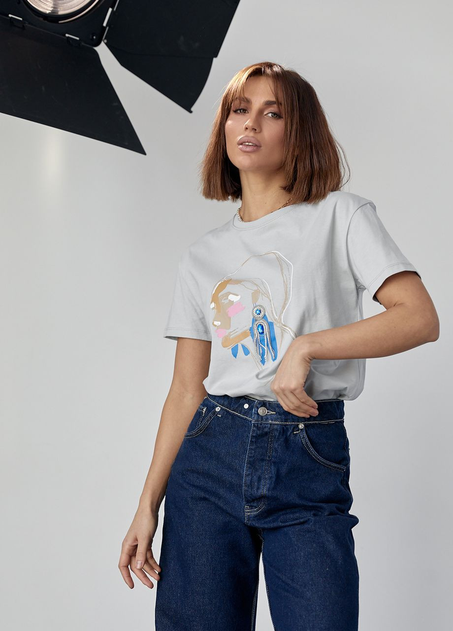 Сіра літня жіноча футболка прикрашена принтом дівчини з сережкою Lurex