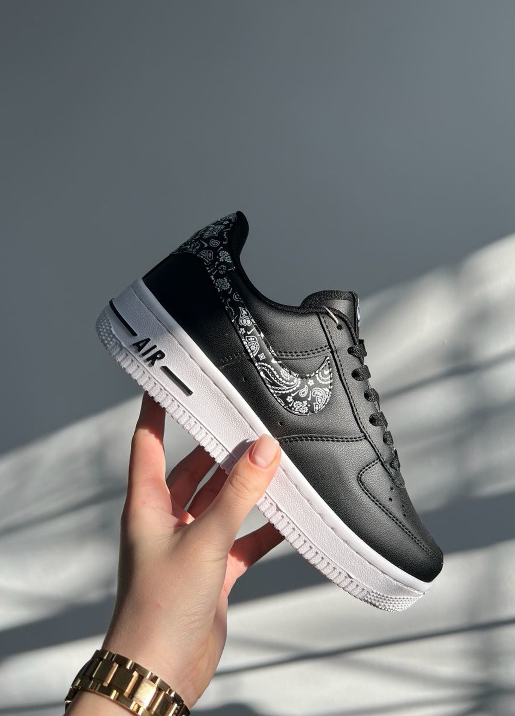 Black nike white swoosh 2025