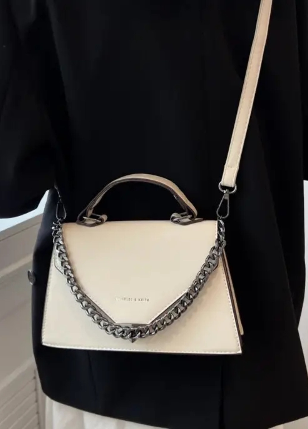 Женская классическая сумка кросс-боди с цепочкой через плечо на ремешке белая молочная No Brand (257765350)