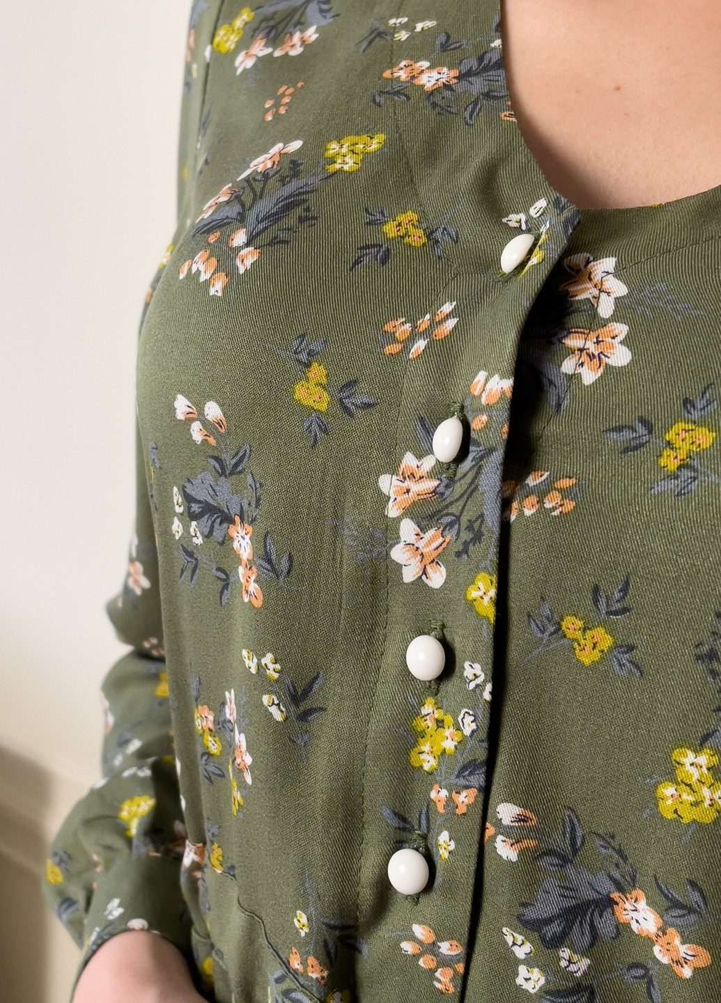 Оливковое платье миди колокол BeART с цветочным принтом