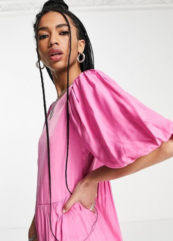 Фуксиновое (цвета Фуксия) ярко-розовое ярусное атласное платье макси с завязками на спине only premium Asos