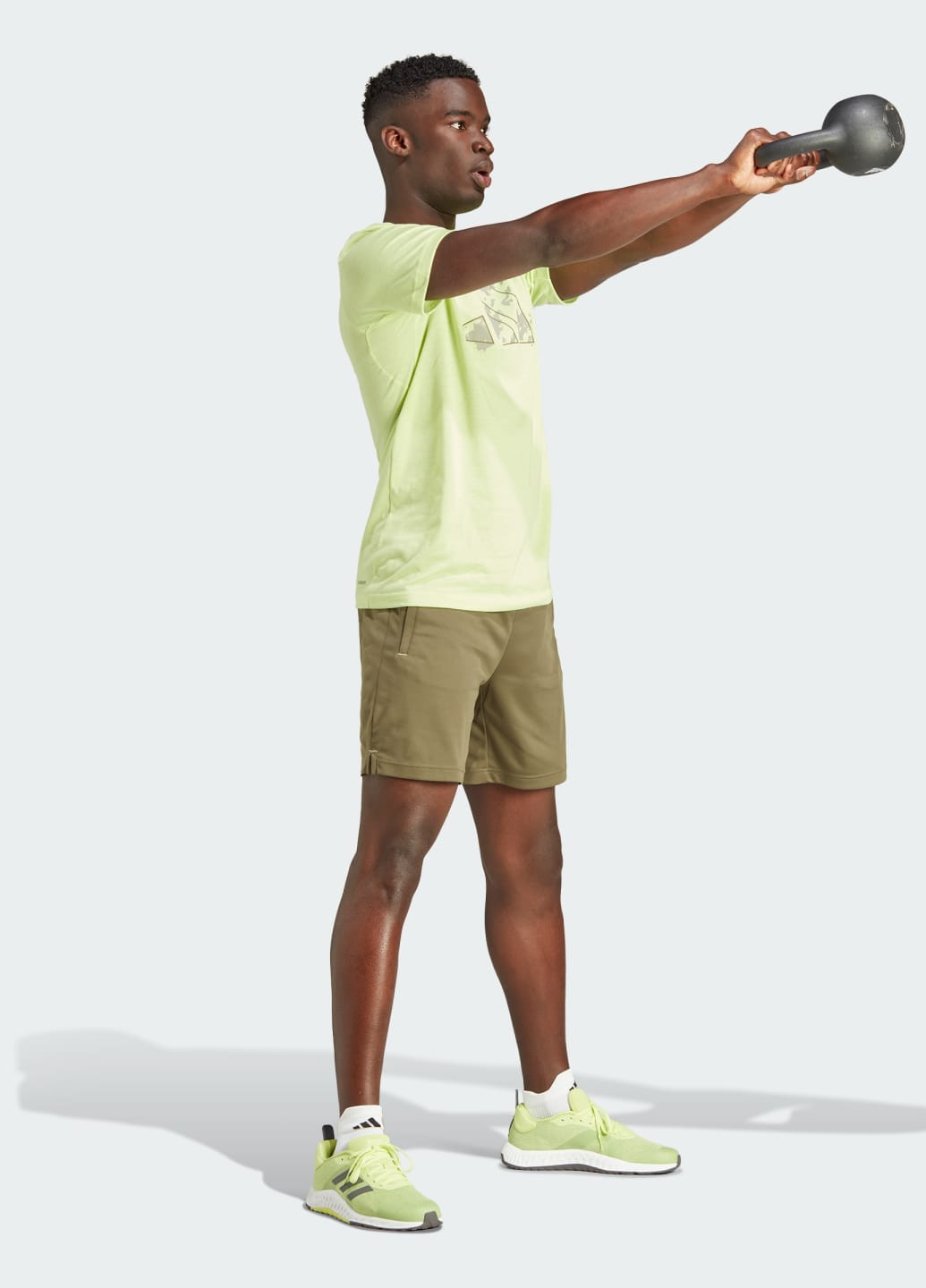 Зелена футболка train essentials seasonal training graphic adidas