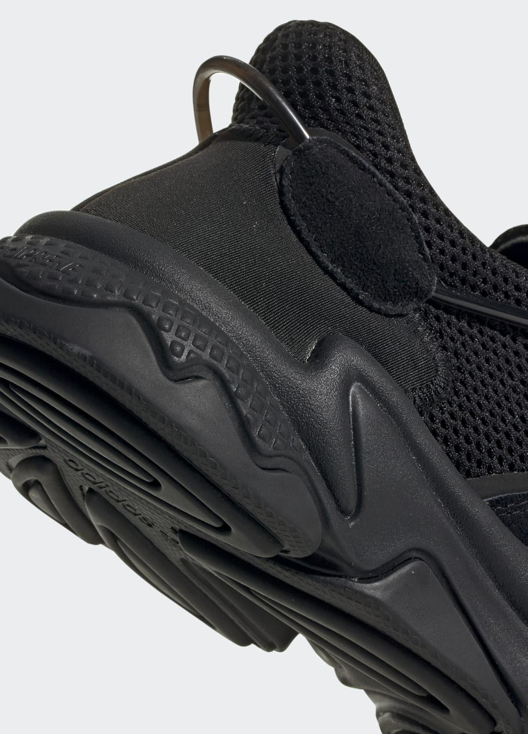 Чорні всесезонні кросівки ozweego adidas