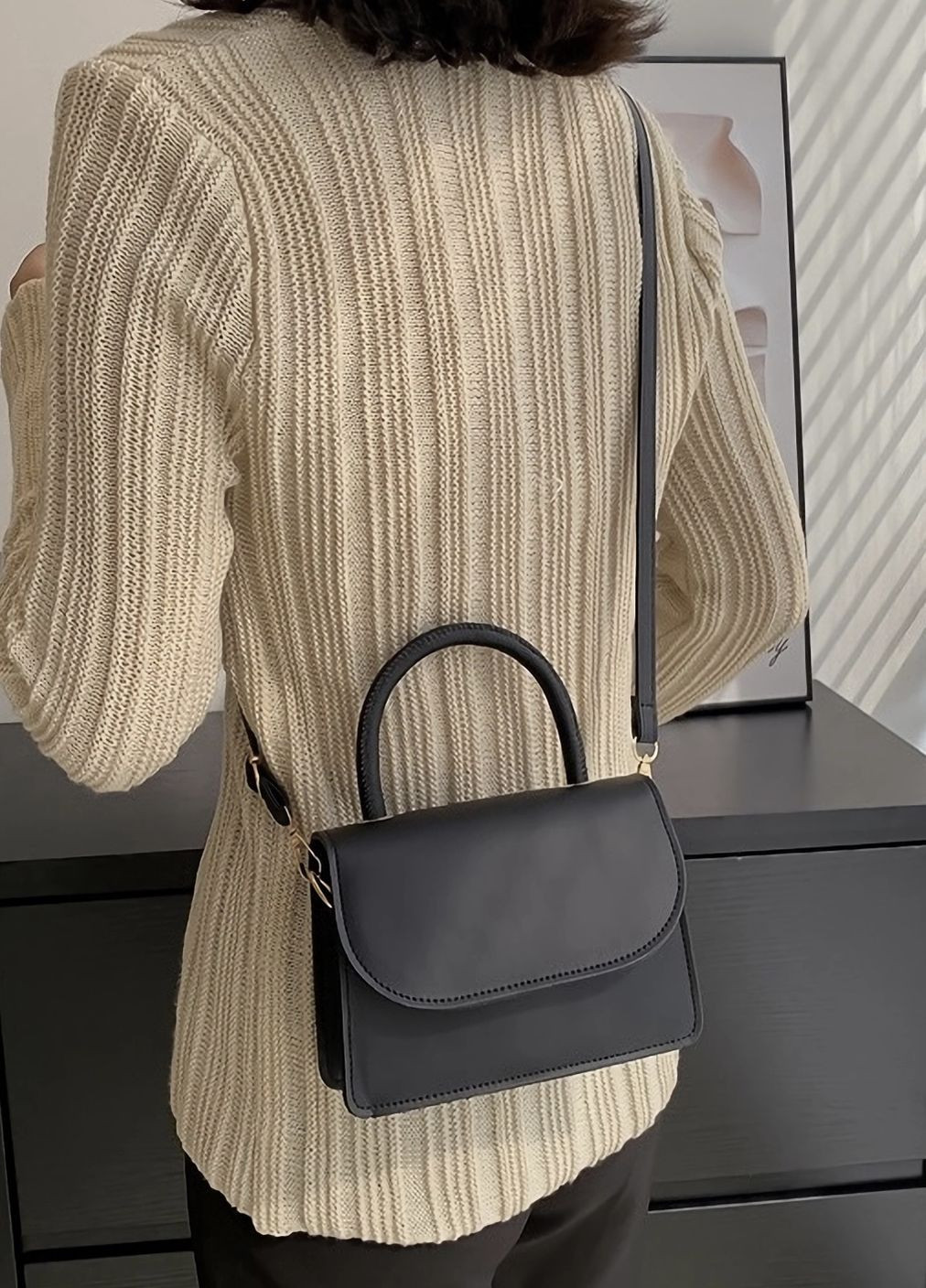 Жіноча класична сумочка крос-боді на ремінці через плече 6130 біла No Brand (263937537)