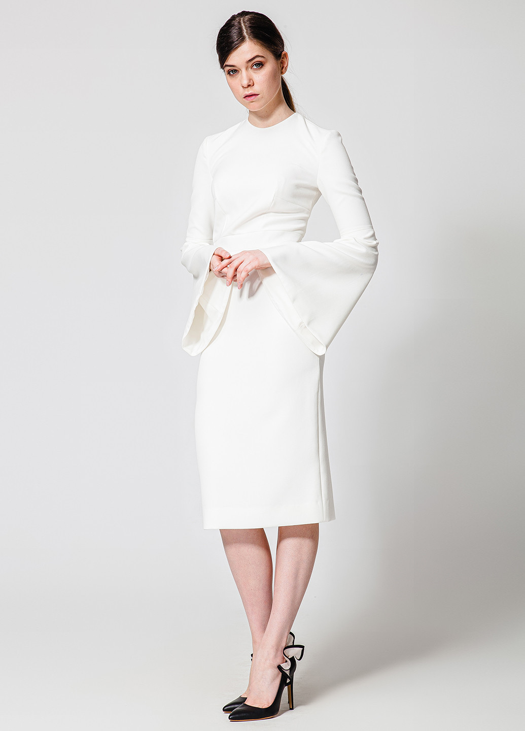 Белое коктейльное, праздничный белое платье-футляр с рукавами-клёш футляр Nai Lu-na by Anastasiia Ivanova однотонное