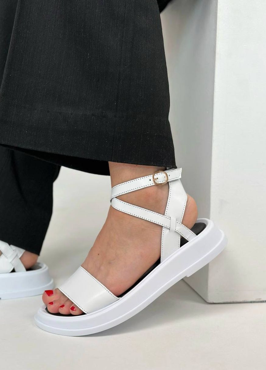 Белые босоножки Vakko с ремешком